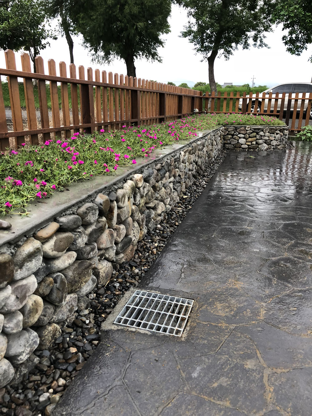 砌石矮牆與木圍籬